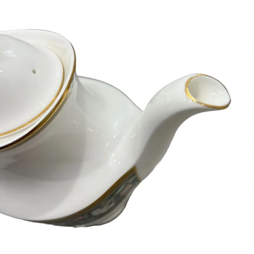ROYAL DOULTON TUDOR COURT COFFEE POT WITH LID